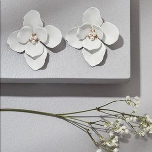 OLIVE + PIPER - Selva Studs - Porcelain White